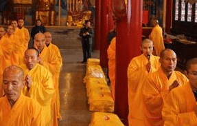 历史上汉传佛教在晋朝和南北朝是怎么发展的？
